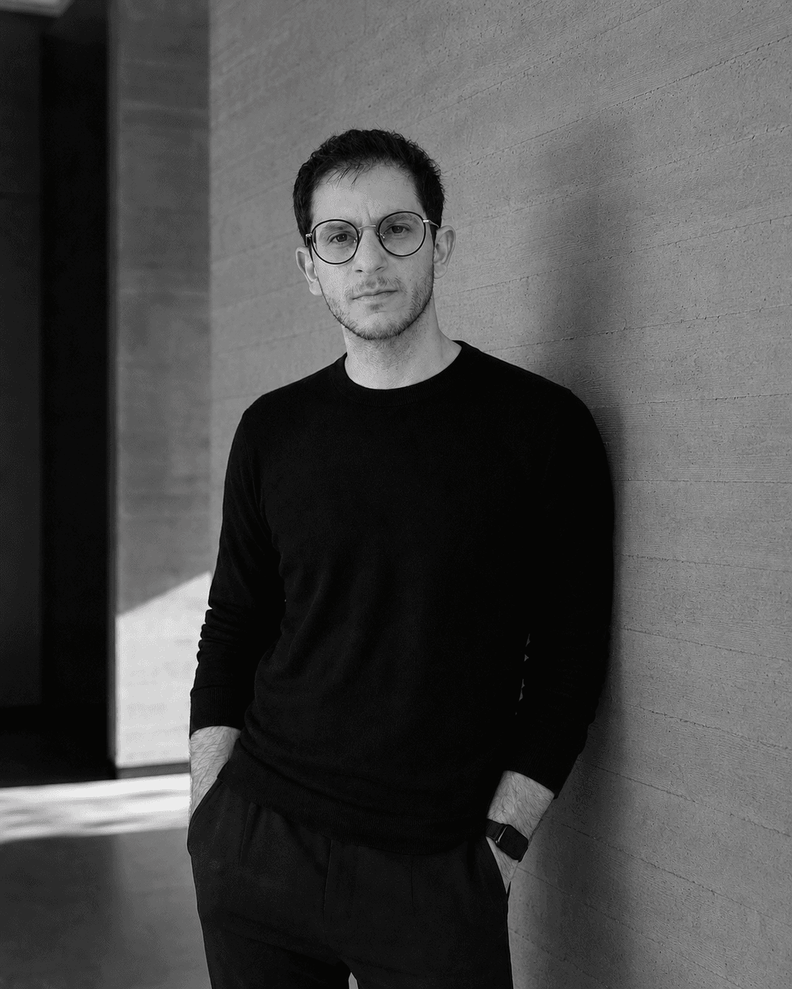 Retrato en blanco y negro del arquitecto Shlomo Rahamim.